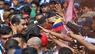 Maduro marcha con estudiantes tras lanzar equipo de campaña en Venezuela