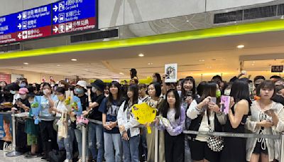 《淚之女王》金秀賢抵台簽名、比愛心 5分鐘機場寵粉超嗨 - 娛樂