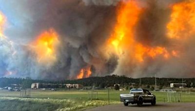 Estado de emergencia en Nuevo Mexico por dos incendios que se extendieron 20,000 acres: más de cinco mil evacuados - El Diario NY