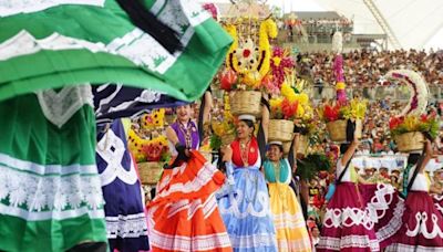 Con lleno total y al grito de “¡Viva Oaxaca!”, arranca la Guelaguetza frente a más de 12 mil asistentes