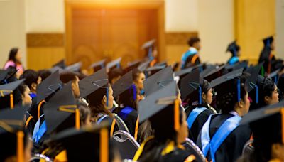 Miss Manners: Is it rude to leave graduation ceremony before last student has received their diploma?