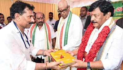 Ministers offer silk vastrams for ‘Poleramma Jatara’ in Venkatagiri