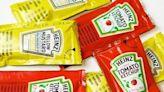Llega la prohibición a los sobres de kétchup, mayonesa y monodosis de champú