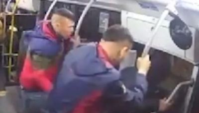 Video: violento robo piraña a un joven en un colectivo en pleno Recoleta