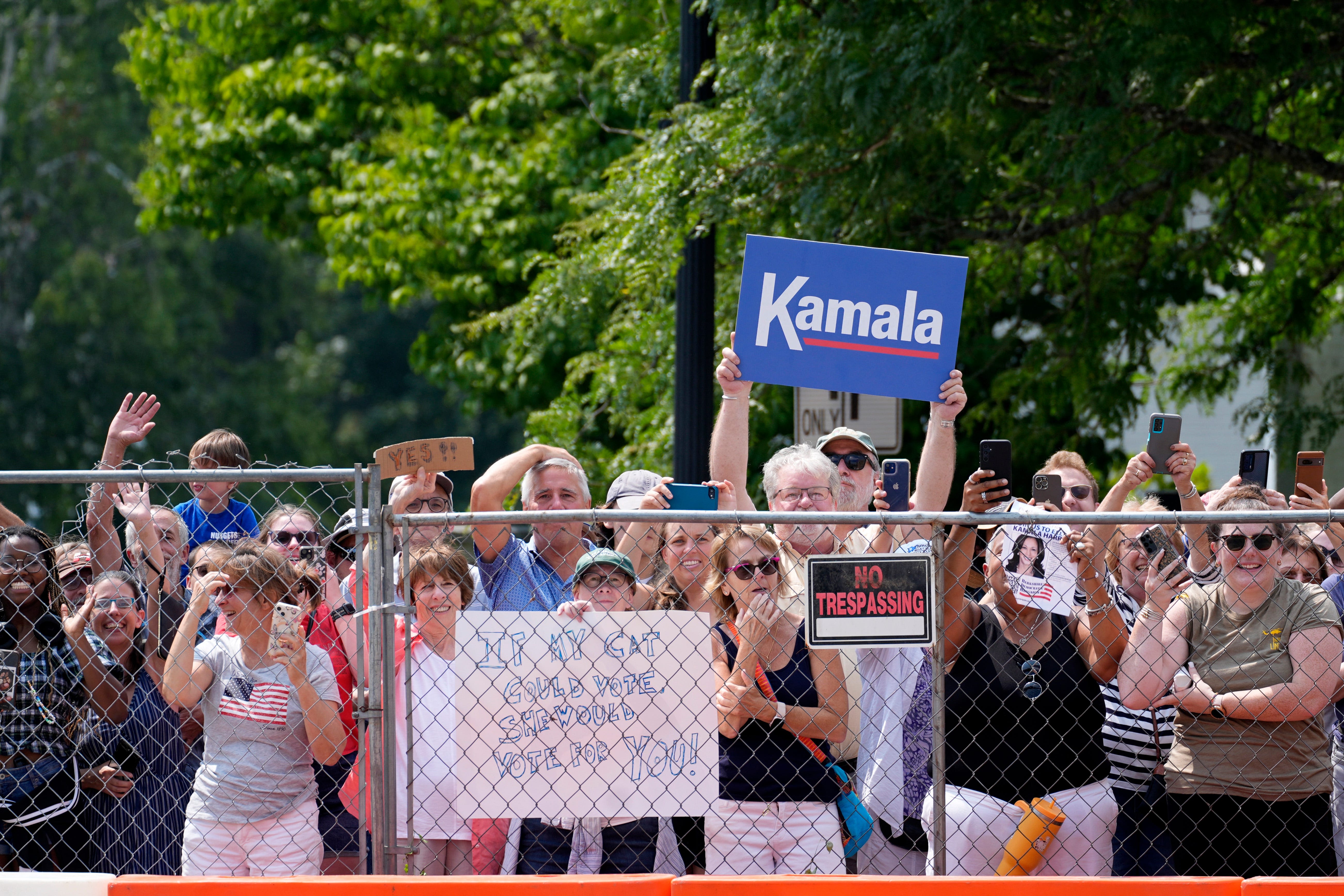 Secret Service apologized after officials broke into salon ahead of Harris rally, reports