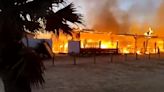 Un incendio de madrugada destroza un chiringuito en El Palmar en Vejer, en Cádiz