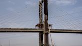 El Puente del Centenario se cierra al tráfico por la noche por las obras de ampliación y sustitución de los tirantes