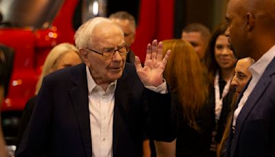 Warren Buffett's decision to sell stocks and raise record cash before sell-off sends wake-up call