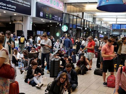 Un "ataque masivo" en las líneas ferroviarias francesas en París afecta a cientos de miles de pasajeros antes de la ceremonia inaugural de los Juegos Olímpicos