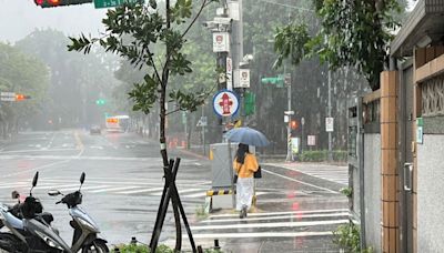 大雨特報／天色驟變！高雄以北「8縣市」下到入夜 防雷擊、強風