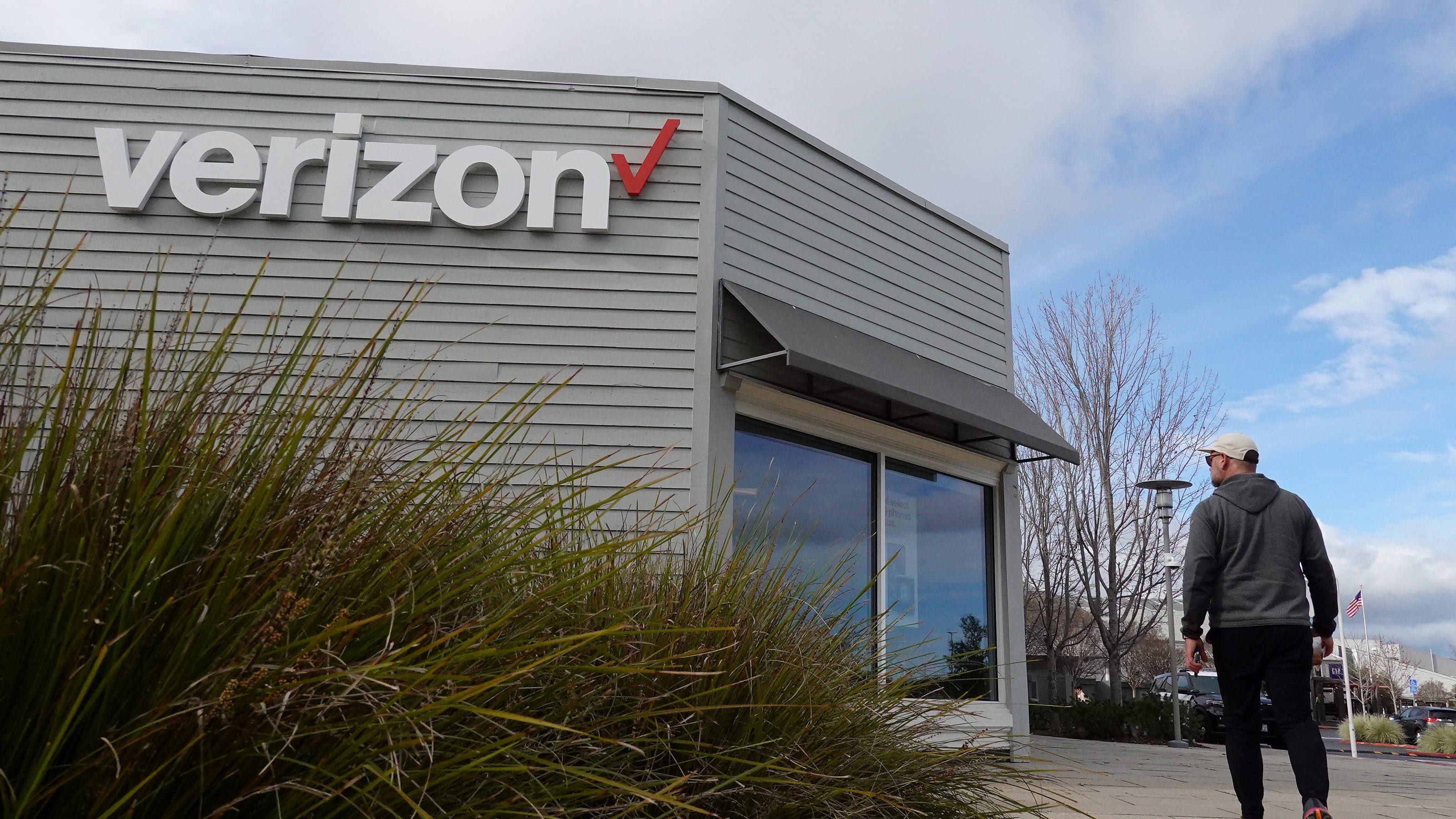 Can you hear me now? Verizon customers experiencing network outage in Midwest and West