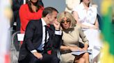Emmanuel Macron "en bob et lunettes" : cette scène cocasse racontée par Brigitte avant le chaos politique