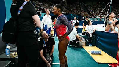 Paris-2024: Vencida por Rebeca no solo, Simone Biles sentiu lesão e precisou enfaixar panturrilha no aquecimento; fotos