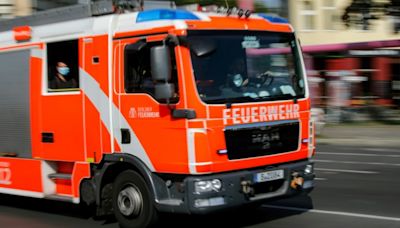 Auto kracht in Dresden in Gebäude von Grundschule