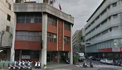 台中清潔員路撿「香菸盒藏35萬」 警滑臉書找到失主