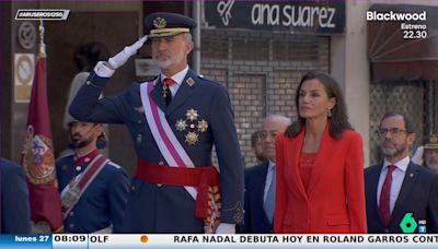 El espectacular traje rojo con zapatillas de la reina Letizia en Asturias por el Día de las Fuerzas Armadas