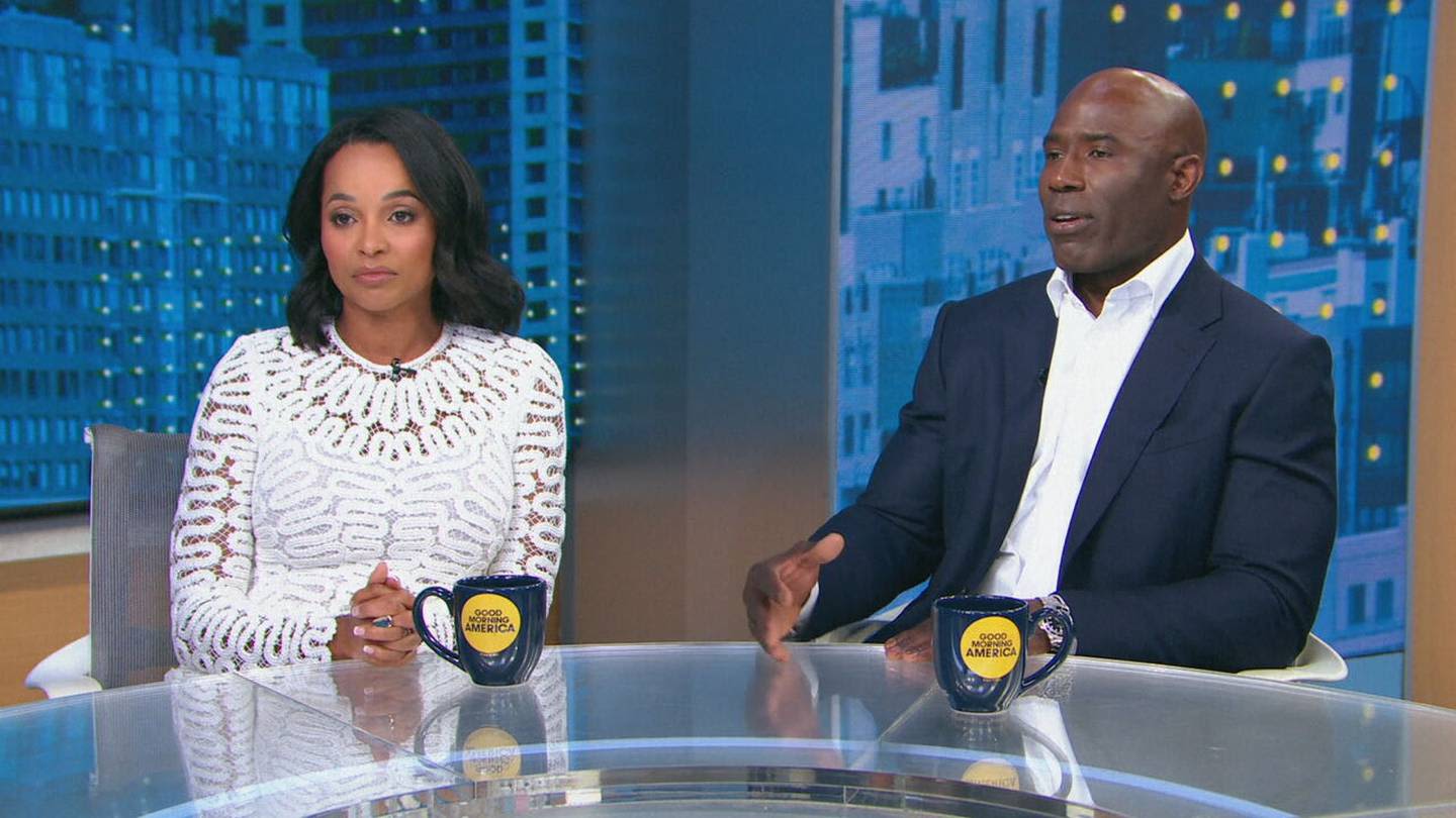 Terrell Davis opens up to GMA about being handcuffed in front of his kids on United flight