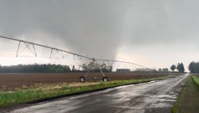 Rare “Multiple Vortexes” tornado strikes Michigan, video shows