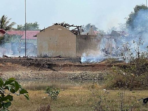 柬埔寨軍營彈藥庫爆炸 20官兵身亡、數棟建築被毀
