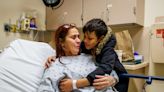 Una espera preocupante: Madre inmigrante lucha por obtener atención médica en Chicago