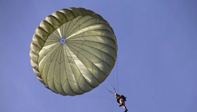 高空跳傘「降落傘打不開」 軍校生「自由落體8秒」墜地身亡