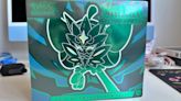 La Caja de Entrenador Élite de Mascarada Crepuscular es el inicio soñado para los fans de Pokémon JCC
