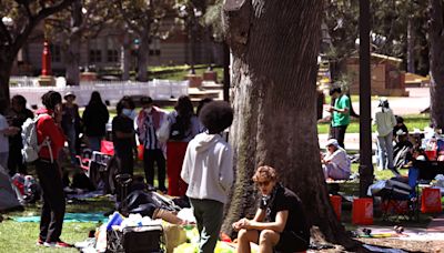 USC protests remain peaceful Saturday night after campus is closed, LAPD calls off tactical alert