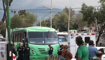 Camión de pasajeros choca contra árbol en Álvaro Obregón y deja 10 lesionados