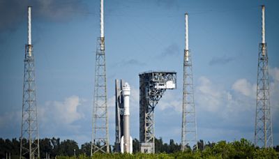 Boeing Starliner rolls out to launch pad for 1st astronaut flight on May 6 (photos)