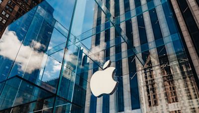 Apple pide disculpas tras polémico video publicitario - La Opinión