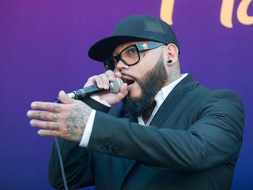 A.B. Quintanilla replaces dropped performance with surprise show