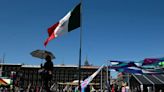 López Obrador anuncia que la bandera estará en el Zócalo para la marcha de la ‘Marea Rosa’: “Es hasta de los traidores a la patria”