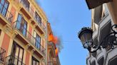 Un violento incendio en pleno centro de Valencia destruye una vivienda y obliga a desalojar un edificio