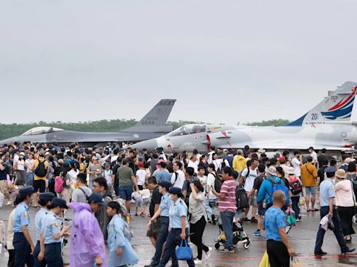 空軍嘉義基地營區開放 嘉義縣市首長與上萬民眾到場觀賞操演盛況