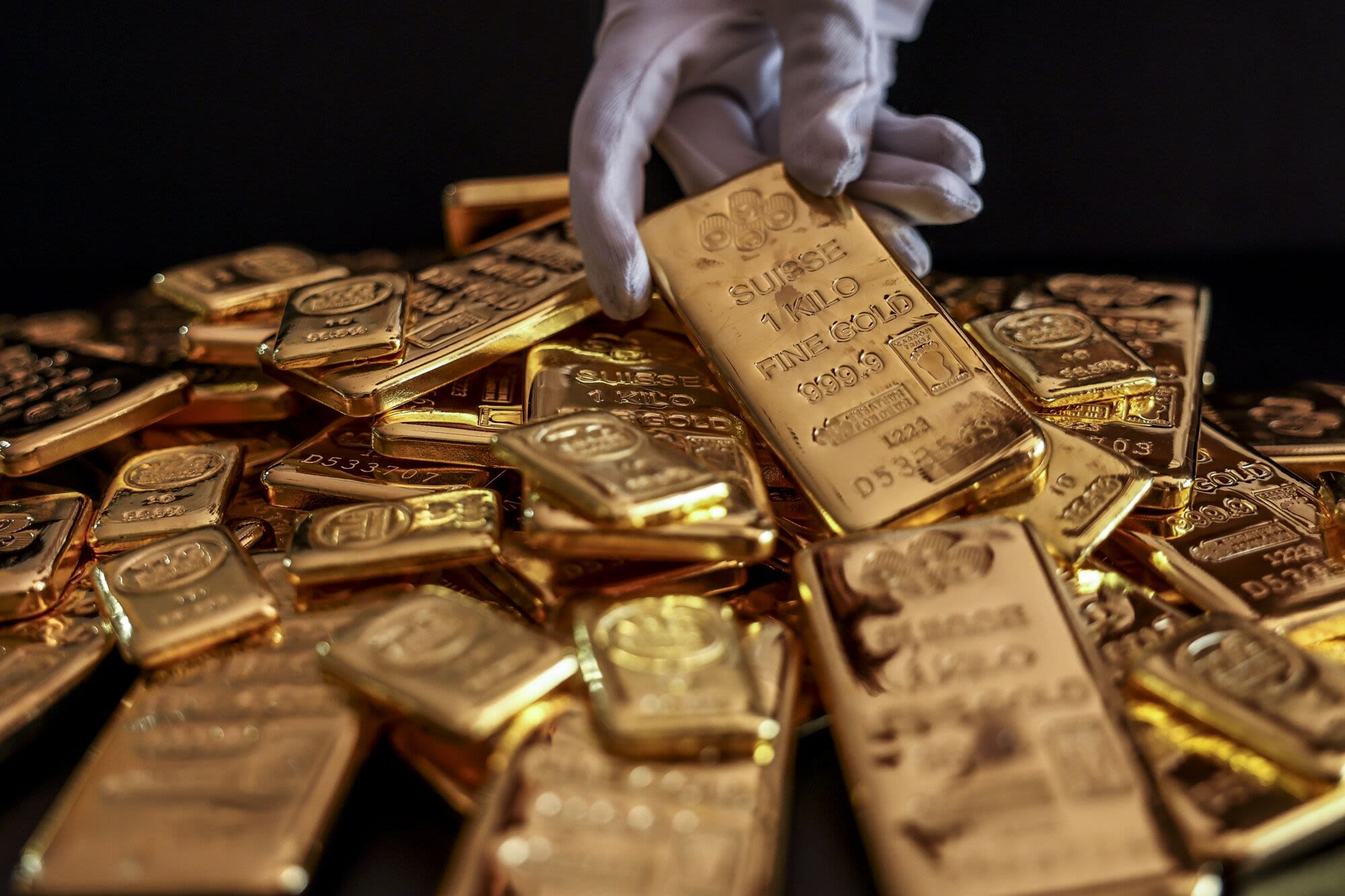 Gold Holds Drop as Markets Brace for Hawkish Tone at Fed Meeting