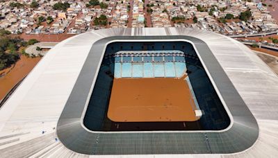 El estadio del Gremio en Porto Alegre queda inundado tras las lluvias en Brasil