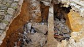 Desprendimiento de la calzada en Santillana del Mar al paso de un camión de la basura que quedó atrapado