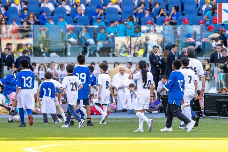 Pope Francis Meets With 50,000 for World Children’s Day in Rome’s Olympic Stadium