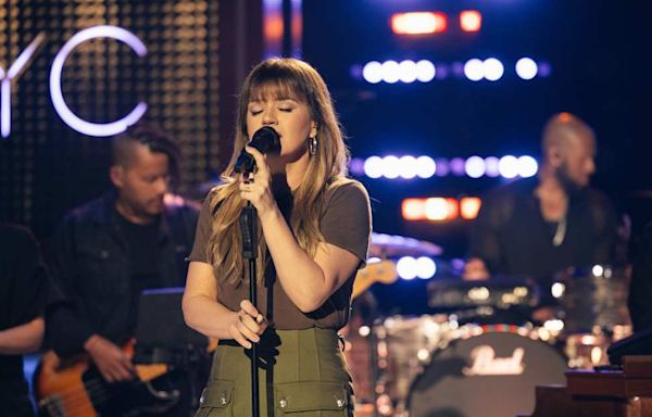 Fans Tell Kelly Clarkson to 'Keep the Country Tunes Comin' After Latest Cover Song