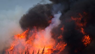 Wildfires Encircle Canada's Oil-Sands City Amid Hot Weather