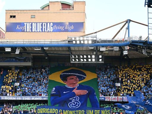 Em despedida, Thiago Silva recebe homenagem da torcida do Chelsea