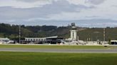 Herido de gravedad un operario en el aeropuerto de Alvedro durante la asistencia en tierra de un avión