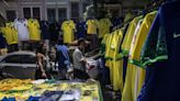 Fanáticos Brasil desdeñan la ahora politizada camiseta amarilla