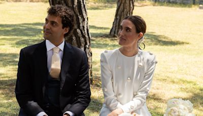 La boda en Madrid de Andrea y Luca: la magia de una celebración pequeña en una casa de campo y un vestido de novia de lunares 3D de Luis Infantes