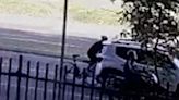 Video: murió un ciclista que chocó contra un auto que estaba frenado