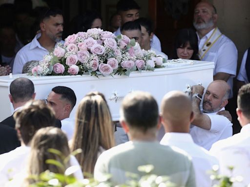 Funeral por las niñas asesinadas en una clase temática de Taylor Swift