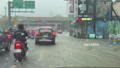 台南午後大雨！ 大灣交流道前路段積水變小河-台視新聞網