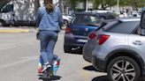 La policía de Gandia acelera la retirada de patinetes que se trucan para correr más
