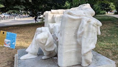 Los efectos de la ola de calor que azota a Washington: una estatua de Abraham Lincoln, derretida en plena calle