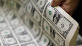 Dólar sobe mais de 1% e volta a superar os R$5,20 com influência do exterior Por Reuters